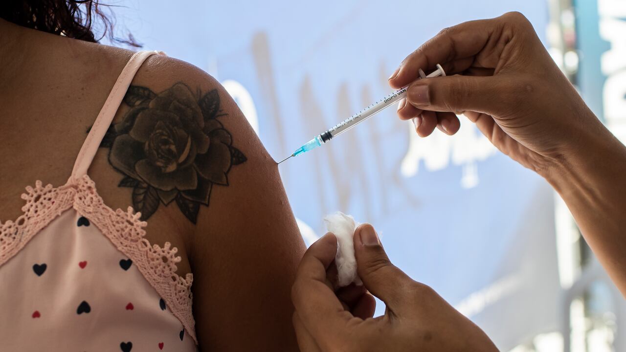 FDA aprobaría pronto la tercera dosis de la vacuna anticovid para personas inmunodeprimidas