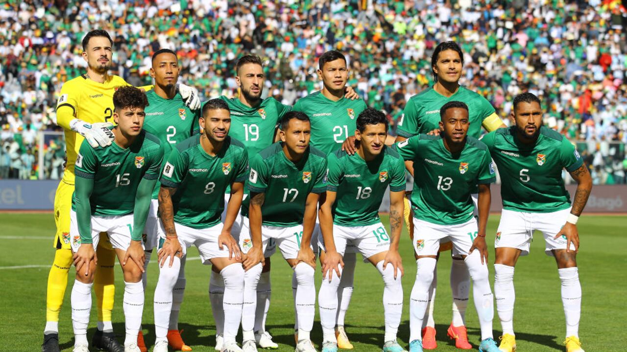 LA PAZ, BOLIVIA - SEPTEMBER 12: Players of Bolivia pose for a photo prior to a FIFA World Cup 2026 Qualifier match between Bolivia and Argentina at Hernando Siles Stadium on September 12, 2023 in La Paz, Bolivia. (Photo by Leonardo Fernandez/Getty Images)