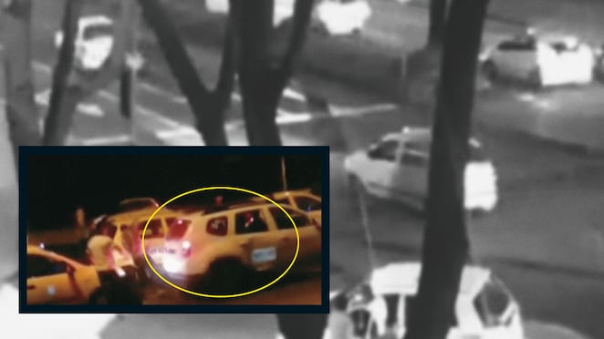Taxistas en contravía por la carrera 7 con calle 76 en Bogotá. - Un segundo taxista rompe el vidrio trasero del  Uber.