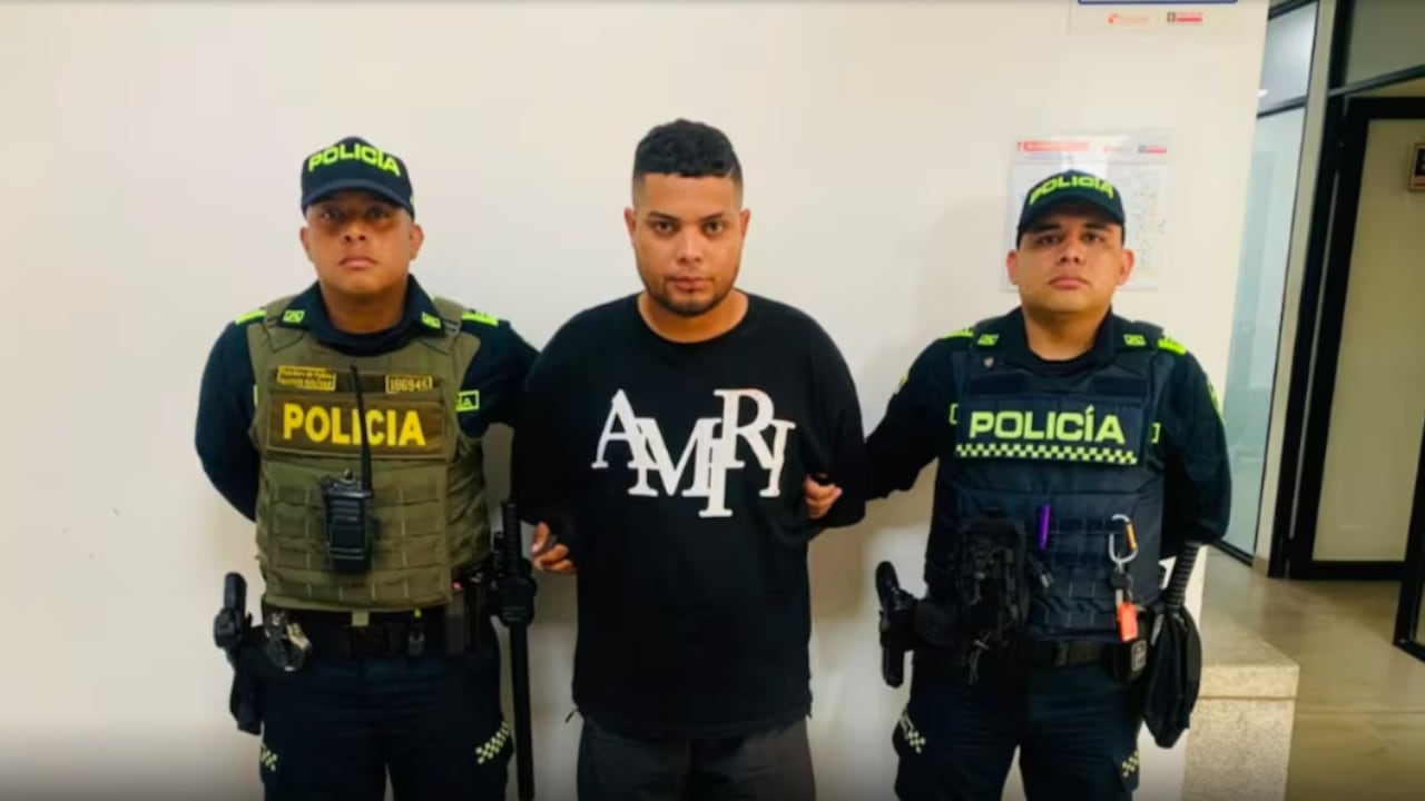 El capturado deberá responder ante la justicia por el delito de violencia intrafamiliar agravada.