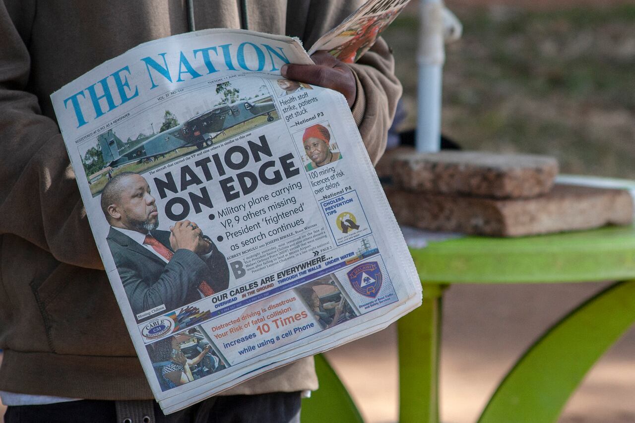 Un vendedor de periódicos sostiene el periódico The Nation con una imagen de portada del avión desaparecido del vicepresidente estatal Saulos Klaus Chilima en Lilongwe, el 11 de junio de 2024.