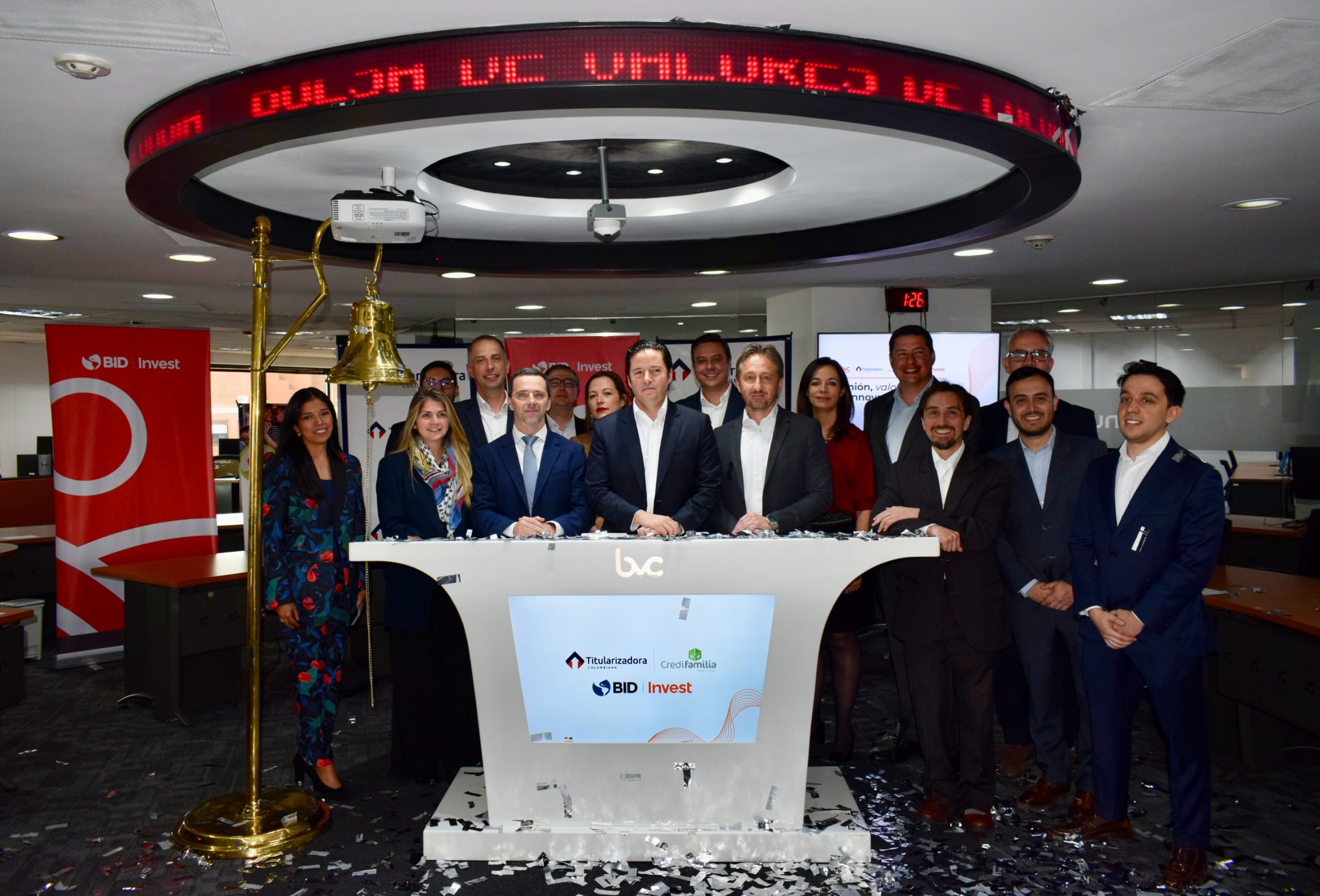 Directivos y representantes de la operación celebran la emisión de los TIPS Sociales UVR U7 en la Bolsa de Valores de Colombia.