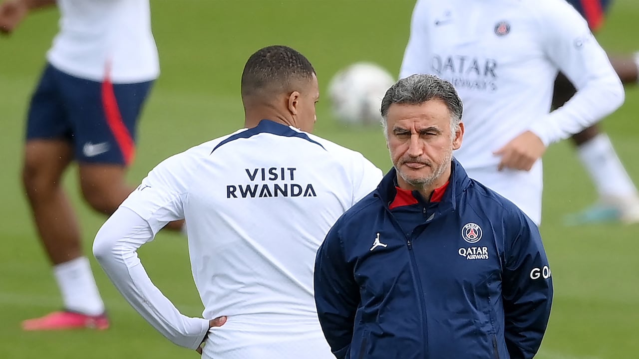 Paris Saint-Germain's French forward Kylian Mbappe (L) and Paris Saint-Germain's French head coach Christophe Galtier attend a training session in Saint-Germain-en-Laye, on the outskirts of Paris, on May 5, 2023, on the eve of the French L1 football match against Troyes. (Photo by FRANCK FIFE / AFP)