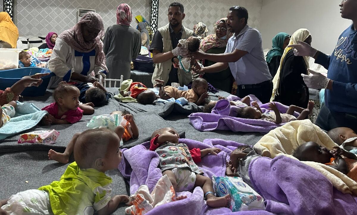 Cerca de 300 niños fueron evacuados de orfanato de Sudán en medio de combates. En ese lugar, 70 menores murieron de hambre y falta e atención médica.