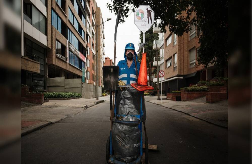 Angela Páez trabaja como barrendera desde hace un mes. Vive en Soacha y se traslada para su trabajo en TransMilenio para empezar su jornada de trabajo desde las 6:00 a.m. hasta las 2:00 p.m. por el sector del Antiguo Country. Comenta que debe caminar mucho pero lo hace por su familia que esta conformada por su mamá y su hija. “La ciudad se siente tranquila” dice, y estará siempre dispuesta a colaborar. Foto: Karen Salamanca / SEMANA