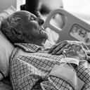 3 DE JULIO 7:12 A.M. Ovidio González descansa en una cama de la clínica Oncólogos de Occidente, un par de horas antes de recibir la eutanasia por la que tanto peleó.