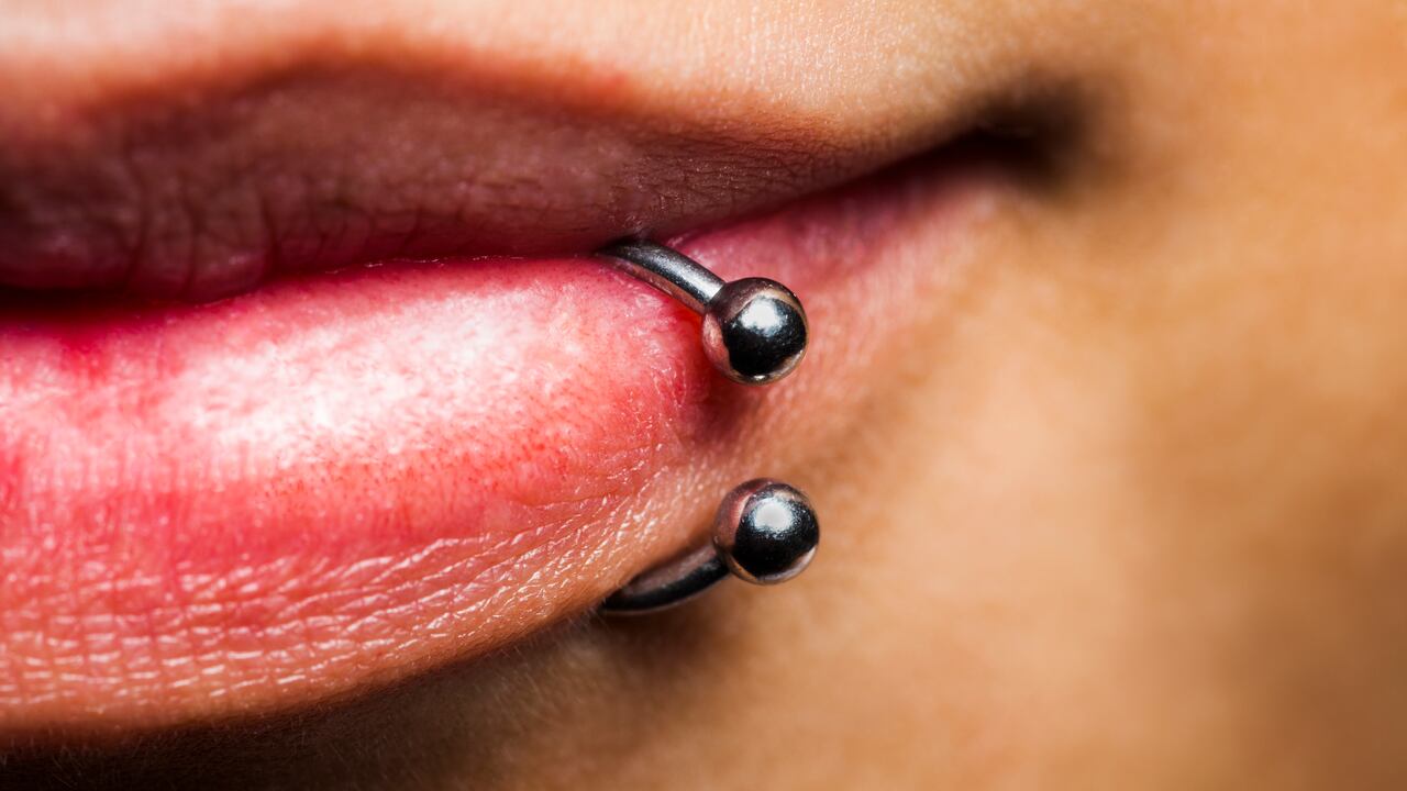 La mujer se había puesto el piercing en un labio/Imagen de referencia.