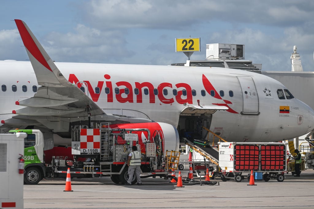 Avión de Avianca Airline visto en el Aeropuerto Internacional de Cancún, el 6 de diciembre de 2023, en el Aeropuerto Internacional de Cancún, Quintana Roo, México. (Foto de Artur Widak/NurPhoto vía Getty Images)