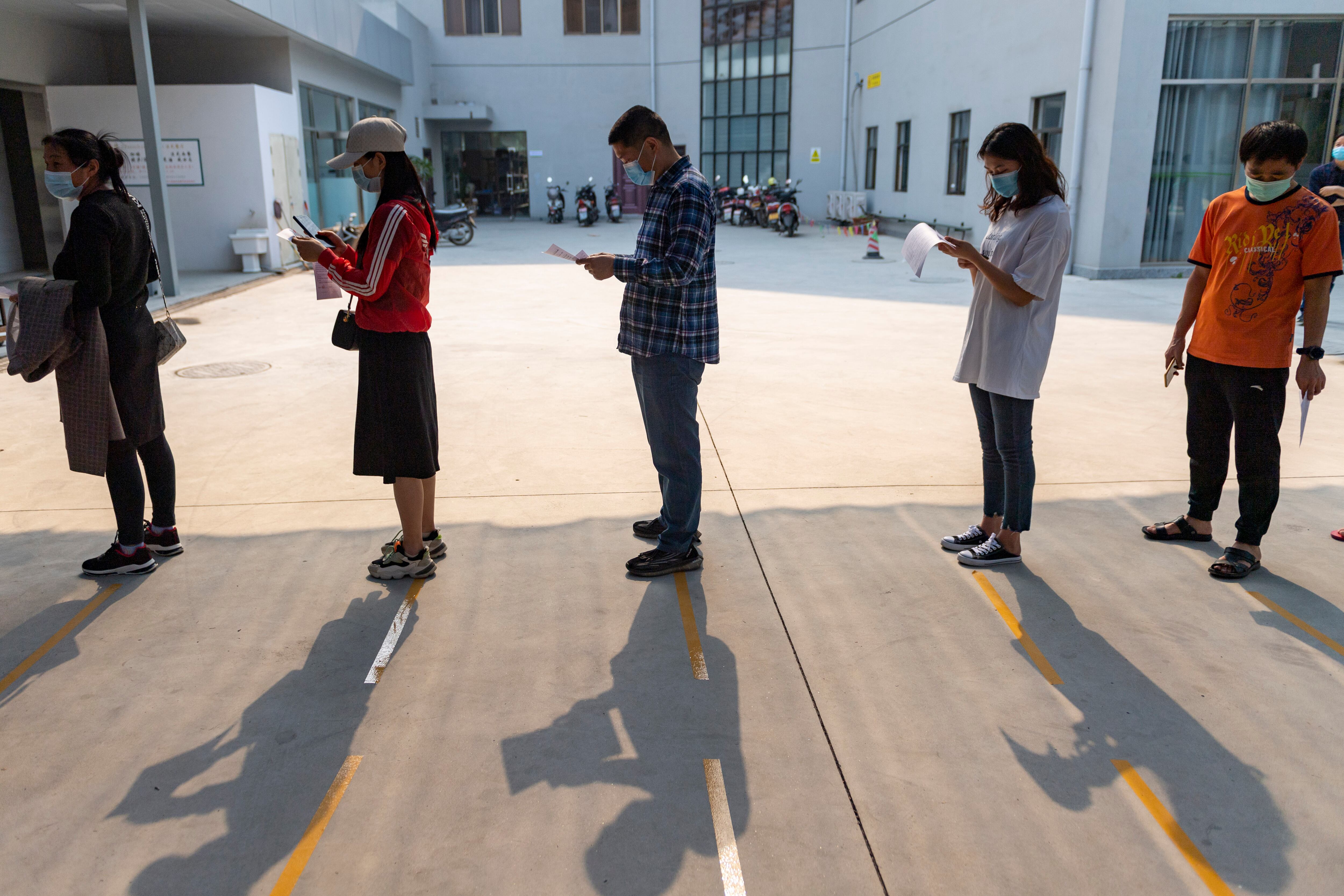 Pekín marca negocios con colores para mostrar el porcentaje vacunación entre los trabajadores