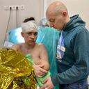 La mujer llegó herida el hospital junto a su esposo, luego del bombardeo en Kiev. Foto: Facebook Hospital Nacional Infantil Especializado Ohmatdit.