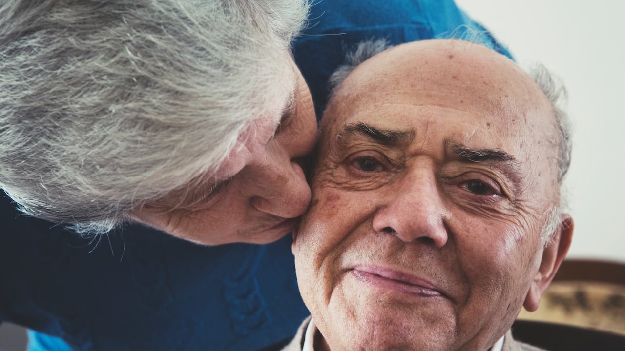 ¿Se podrá volver a saludar de beso tras fin de la pandemia? Experto explica