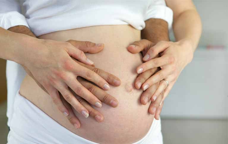 El contacto con seres queridos y durante el embarazo ayuda a estimular la producción de oxitocina. 