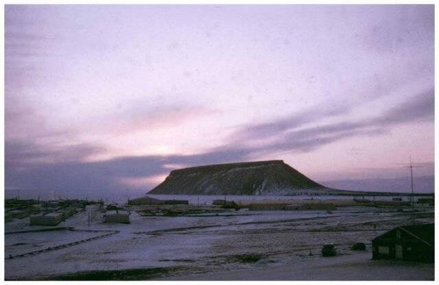 LA BOMBA DE HIDRÓGENO PERDIDA: Una investigación de la BBC en 2008 demostró que Estados Unidos no pudo extraer una de cuatro bombas de hidrógeno que cayeron en el hielo, en un accidente aéreo ocurrido a 12 Kilómetros de la base aérea de Thule, en Qaanaaq, costa occidental de Groenlandia, en 1968. Uno de los aviones B52 norteamericanos que sobrevolaba la base se accidentó con el armamento nuclear que transportaba, luego de que la cabina se incendiara. La monumental operación que se realizó meses después para recuperar los restos del avión y 2000 millones de litros de hielo, parte de los cuales contenían desperdicios radioactivos, no bastó para remover los restos de la bomba número 78252. La información fue ocultada al gobierno danés del que depende la Isla y al mundo. 15. Foto: thuleforum.com