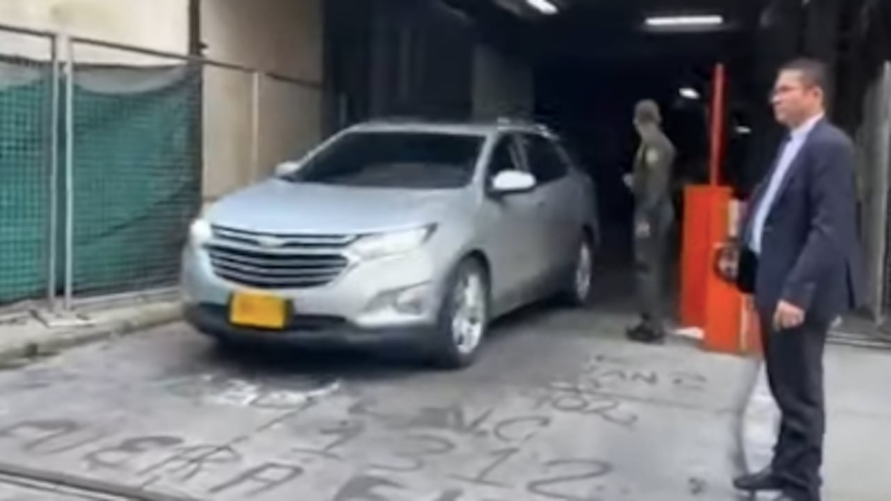 Camioneta saliendo del Palacio de Justicia
