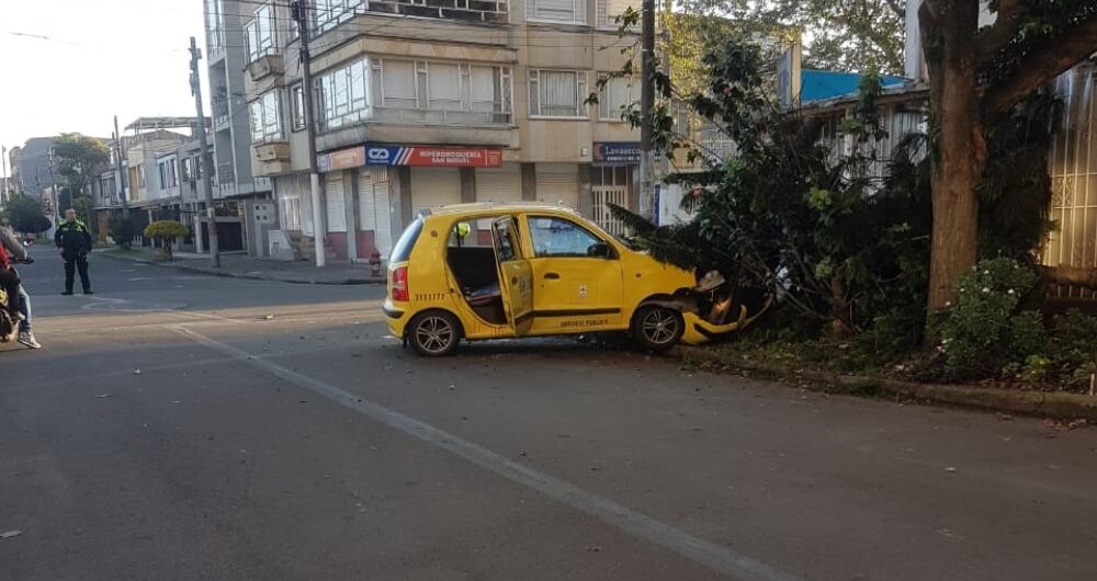 La víctima se movilizaba en este taxi cuando fue embestido por los delincuentes.