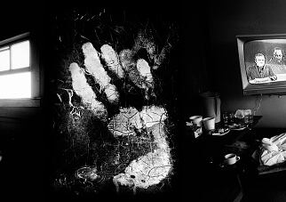 Un detalle (en negativo) de la huella de la mano de Ray en la pared del baño (visible en la primera imagen); y el televisor y el maletín de King en su habitación del Motel Lorraine horas después de su asesinato, en Memphis, Tennessee, el 4 de abril de 1968.