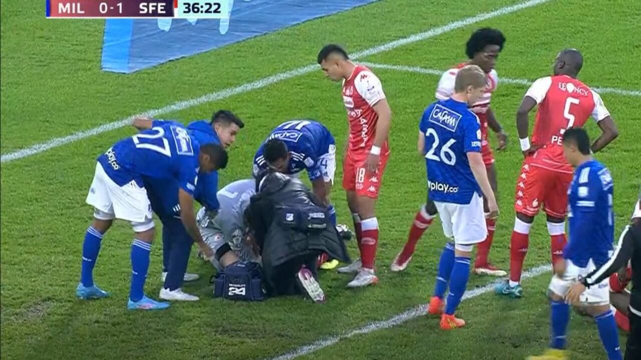 El defensa José Aja de Santa Fe tuvo que salir directo al hospital luego de un choque con un compañero. Foto: Captura Win Sports.