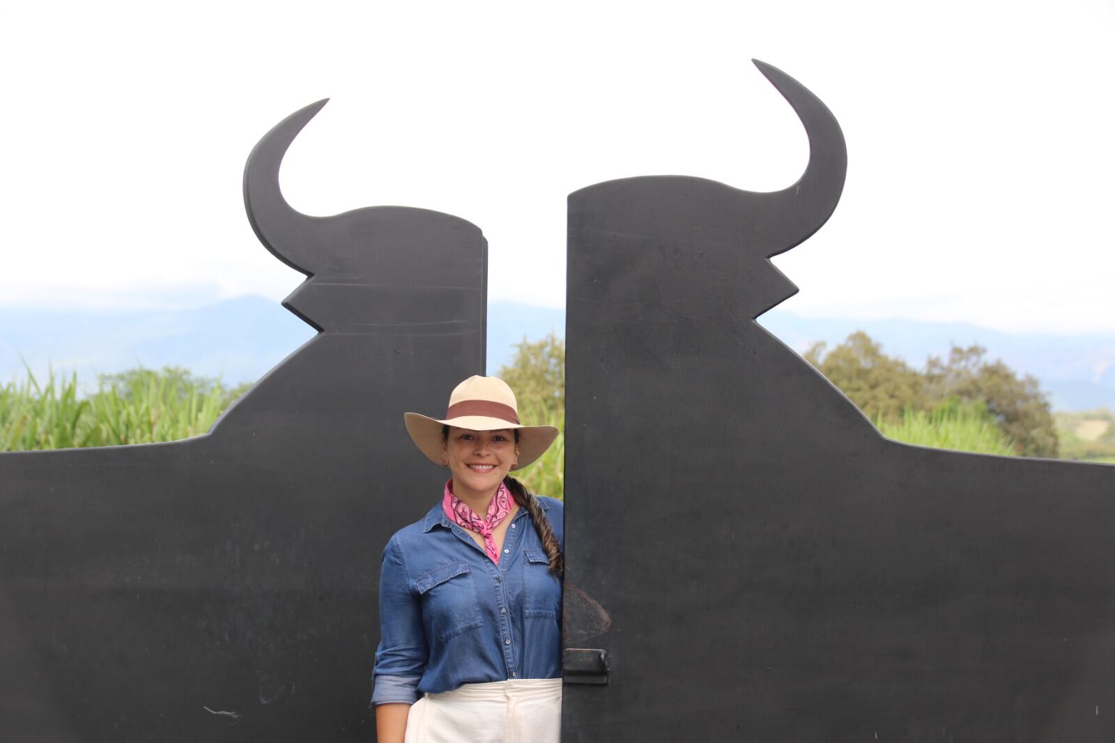Gina García es ganadera colombiana. Hija del torero Edgar García y esposa del matador de toros, José Arcila.