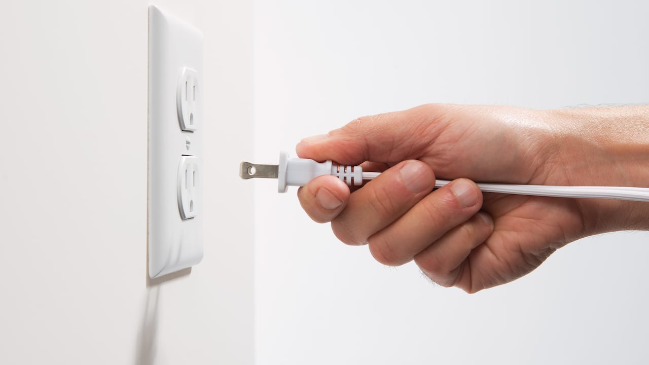 Estos agujeros tienen la función de establecer una conexión eléctrica con la toma de corriente que se pueda manipular con seguridad.