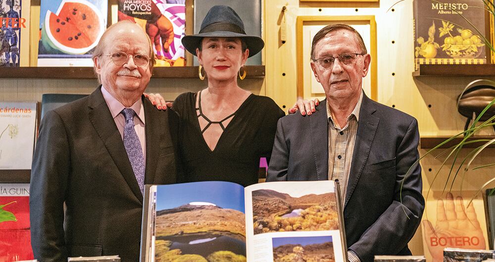 Colombia secreta es editado por Villegas Editores. Andrés Hurtado (der.) junto a Laura Villegas, directora ejecutiva, y Benjamín Villegas, director de la editorial. 