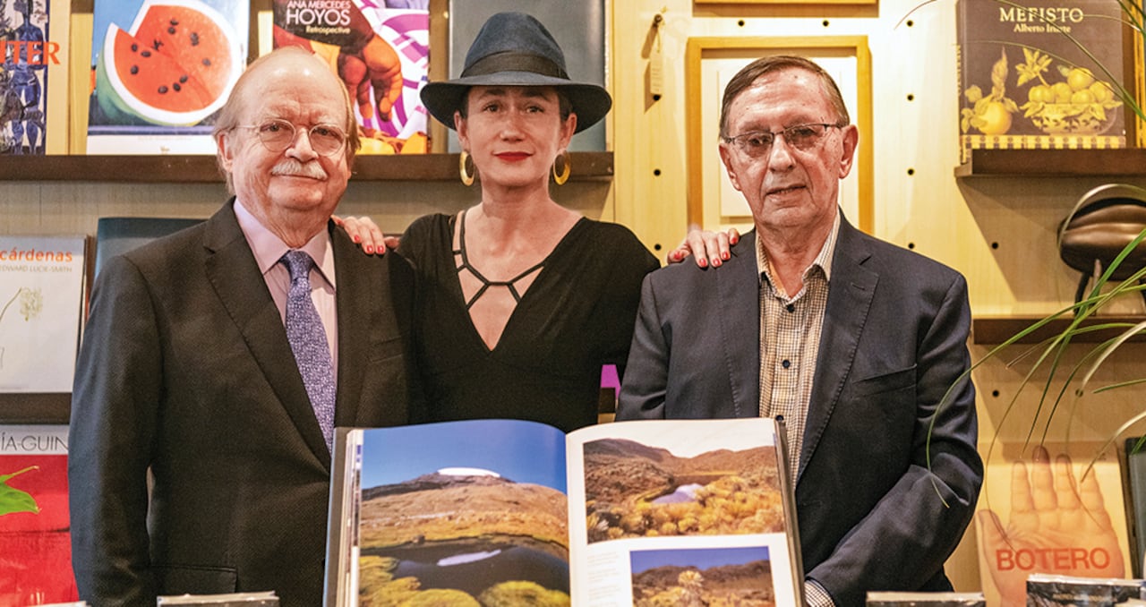 Colombia secreta es editado por Villegas Editores. Andrés Hurtado (der.) junto a Laura Villegas, directora ejecutiva, y Benjamín Villegas, director de la editorial.