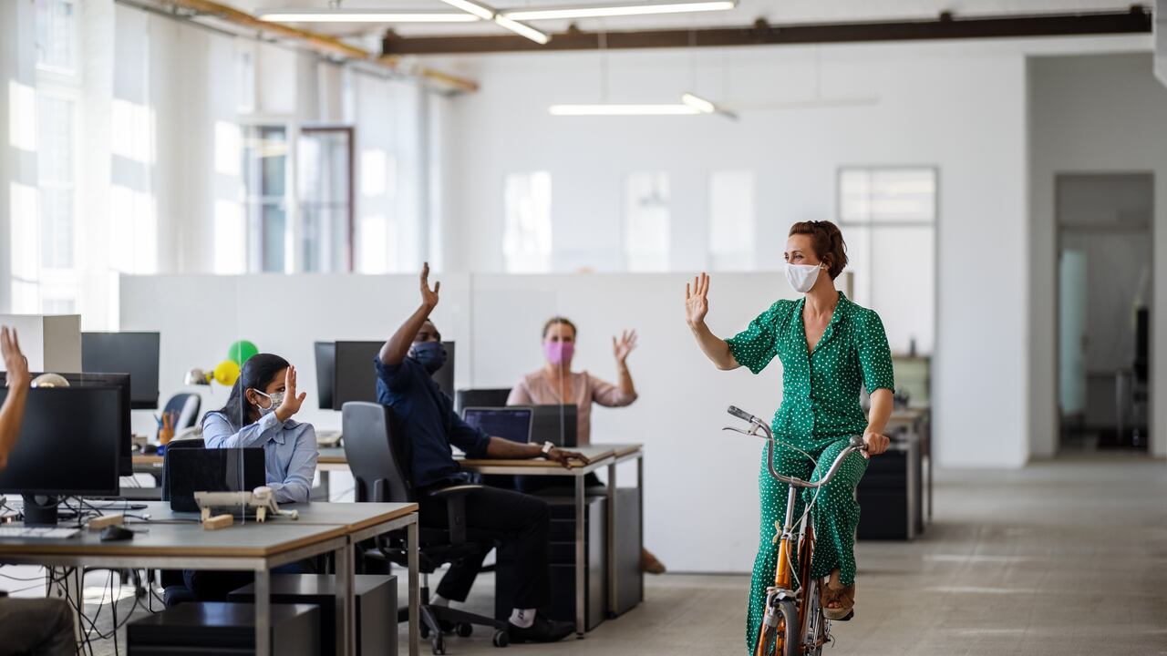 Foto de referencia de una mujer montando bicicleta en una oficina