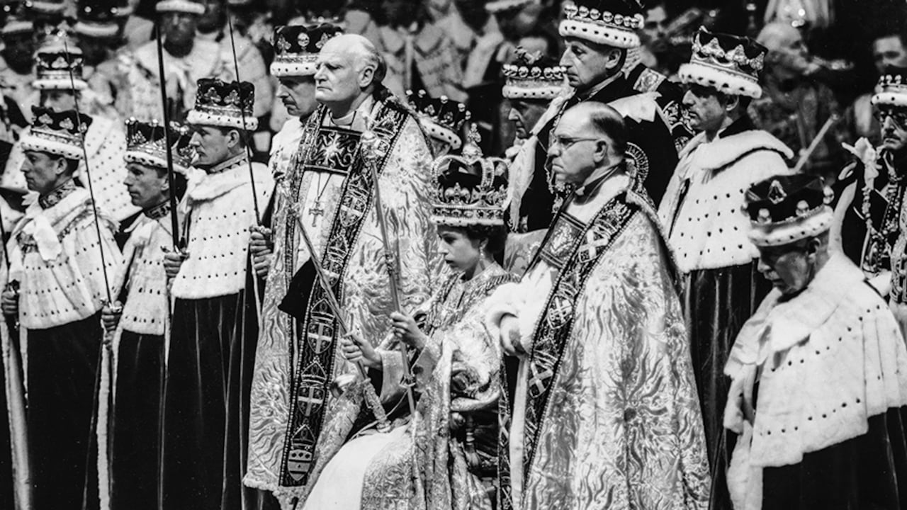 La reina Isabel se coronó al año y medio de la muerte de su padre. Pero hay monarcas lo han hecho el mismo día que subieron al trono.