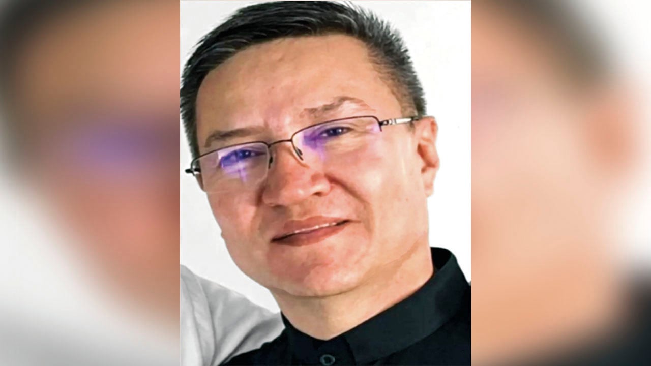 En las imágenes, el sacerdote Darío Valencia Uribe, asesinado en Pereira, y la confesión del supuesto asesino, Julián Eduardo Cifuentes.