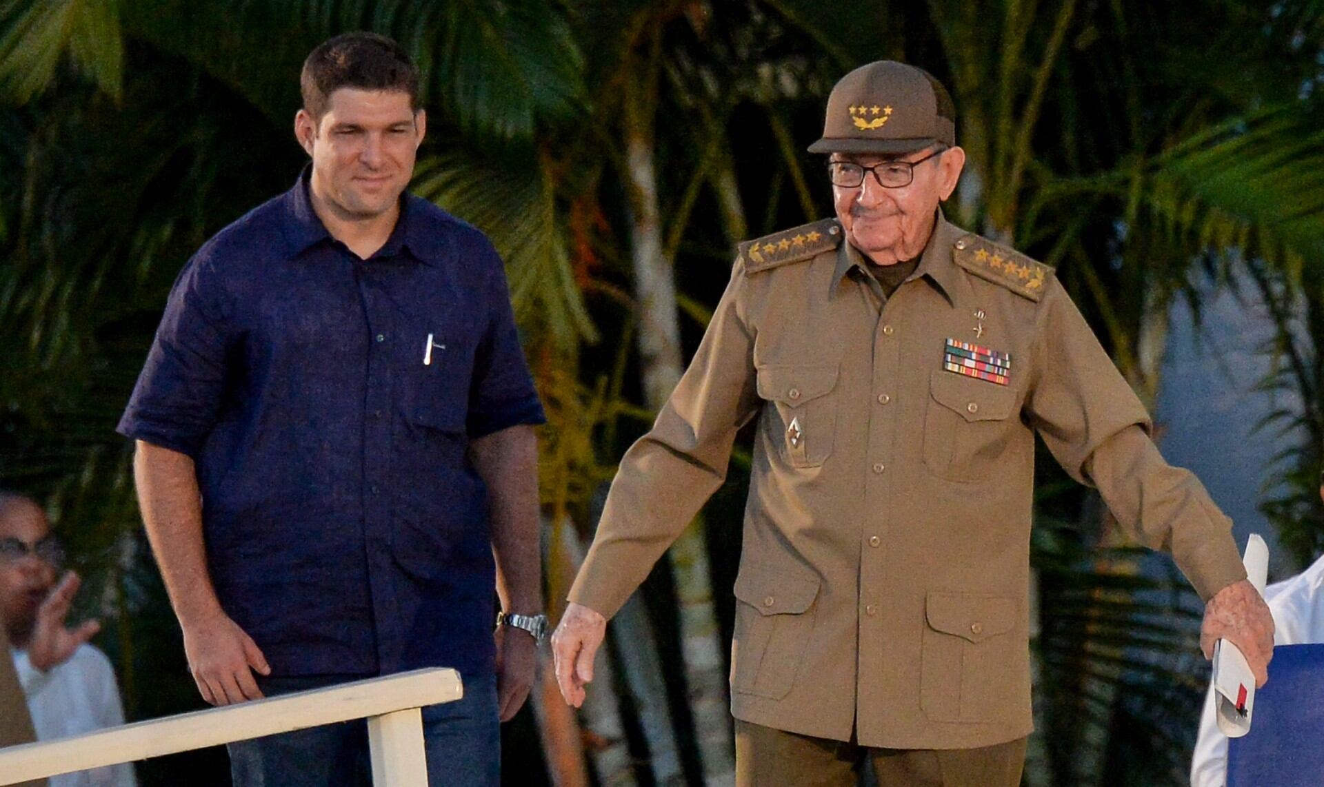 El expresidente cubano y primer secretario del Partido Comunista de Cuba, Raúl Castro (der.), escoltado por su nieto y guardaespaldas, Raúl Guillermo Rodríguez Castro