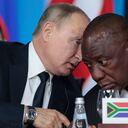 El presidente ruso, Vladimir Putin, a la izquierda, habla con el presidente sudafricano, Cyril Ramaphosa, a la derecha, durante una sesión plenaria en la cumbre Rusia-África en el centro turístico de Sochi, en el Mar Negro, Rusia, el 24 de octubre de 2019. (Sergei Chirikov/Pool Photo via AP, File)