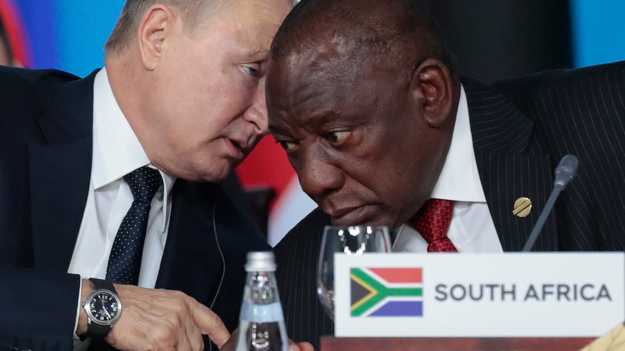 El presidente ruso, Vladimir Putin, a la izquierda, habla con el presidente sudafricano, Cyril Ramaphosa, a la derecha, durante una sesión plenaria en la cumbre Rusia-África en el centro turístico de Sochi, en el Mar Negro, Rusia, el 24 de octubre de 2019. (Sergei Chirikov/Pool Photo via AP, File).
