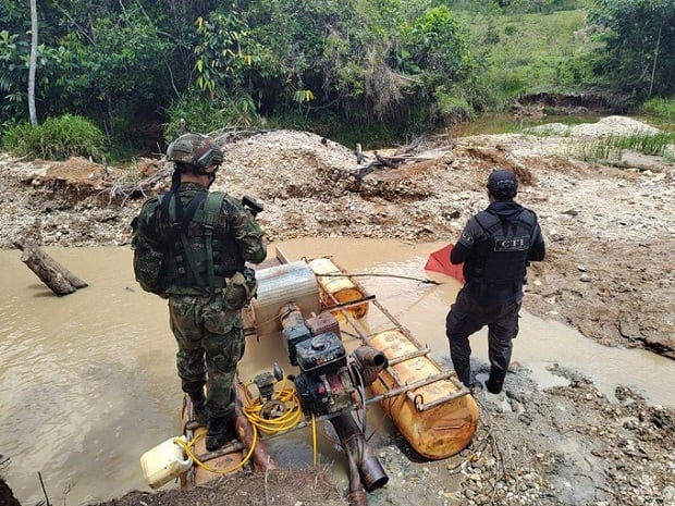 Incautan cuatro dragas para la extracción ilegal de oro con las que generaban $660 millones al mes