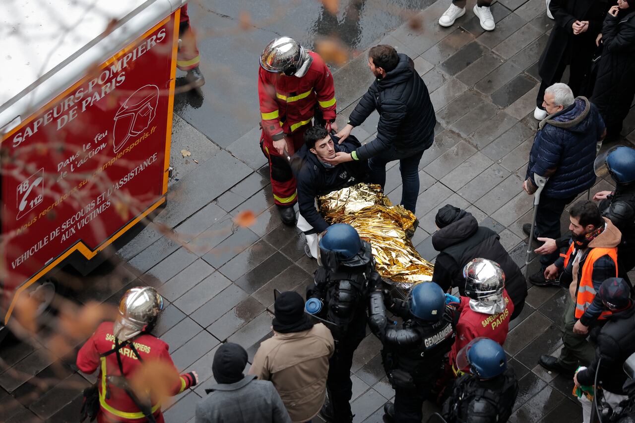 Un hombre de unos 70 años abrió fuego el viernes en un centro cultural kurdo de París.