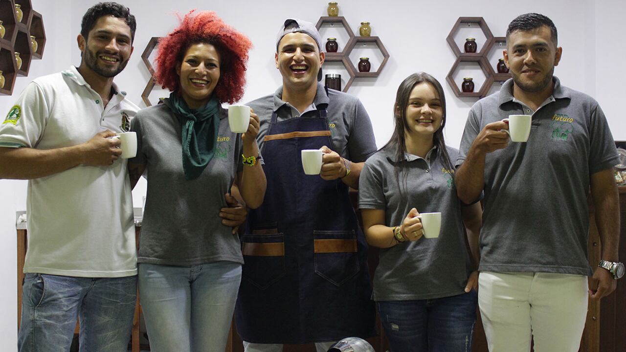 De izquierda a derecha: Hamilton Alzate, Melia Alzate Perea, Juan Sebastián Vélez, Erica Alejandra Medina y Rodrigo Muñoz