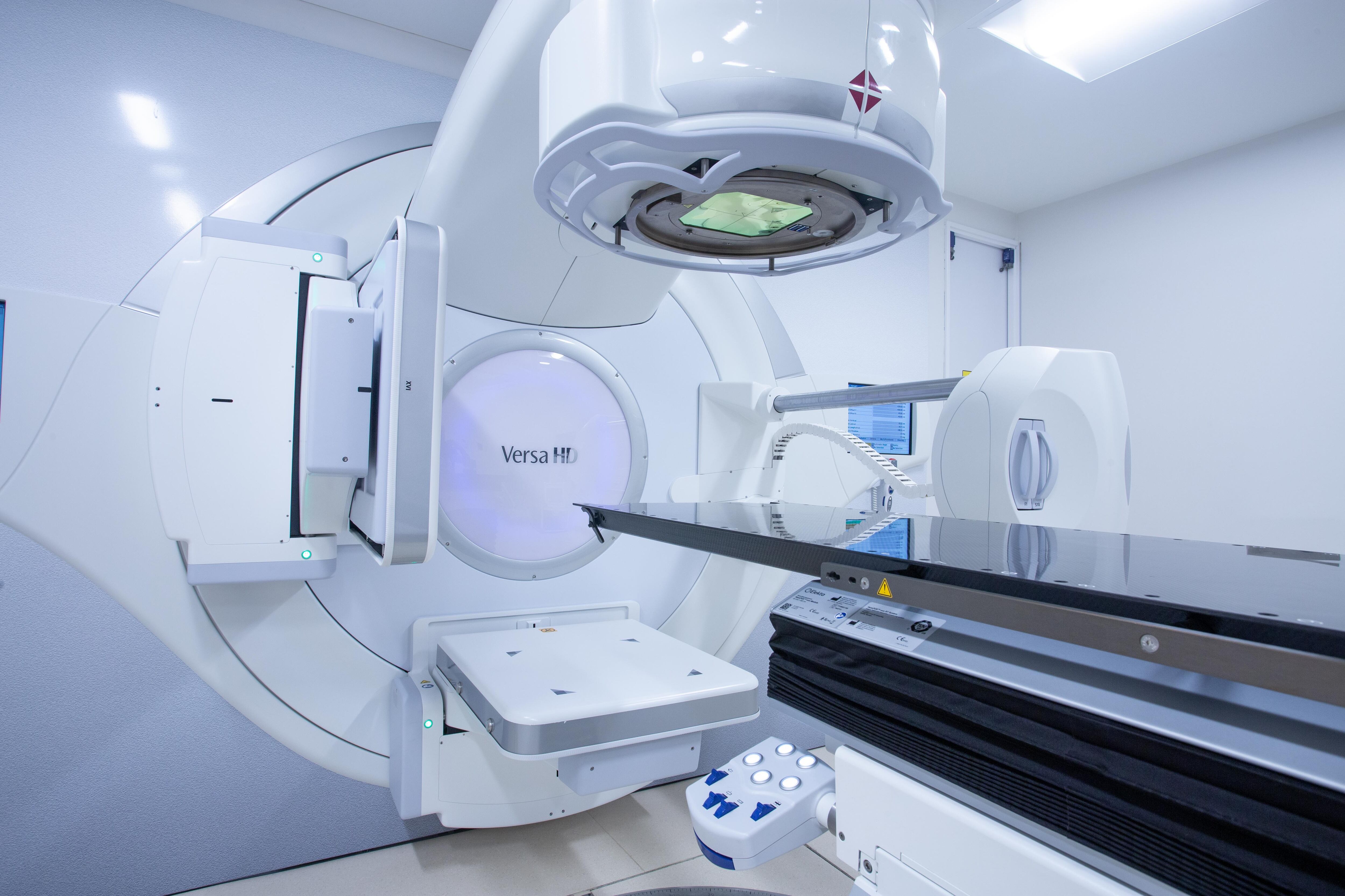 El acelerador lineal (LINAC) Elekta Versa HD, utilizado para tratamientos avanzados de radioterapia, permite eliminar tumores con alta precisión generando un menor impacto en el tejido sano circundante.