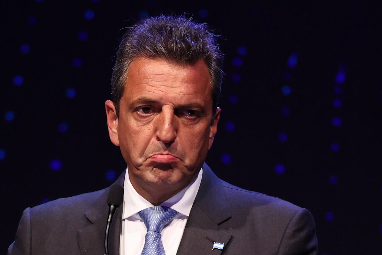 Sergio Massa, ministro de Economía argentino y candidato presidencial del partido gobernante, reacciona durante un debate de candidatos presidenciales antes de las elecciones generales de octubre en Santiago del Estero, Argentina