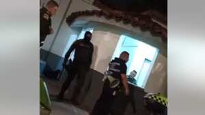 Cuestionan conducta de policía que estrelló contra el suelo el teléfono de un veedor ciudadano.