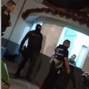 Cuestionan conducta de policía que estrelló contra el suelo el teléfono de un veedor ciudadano.