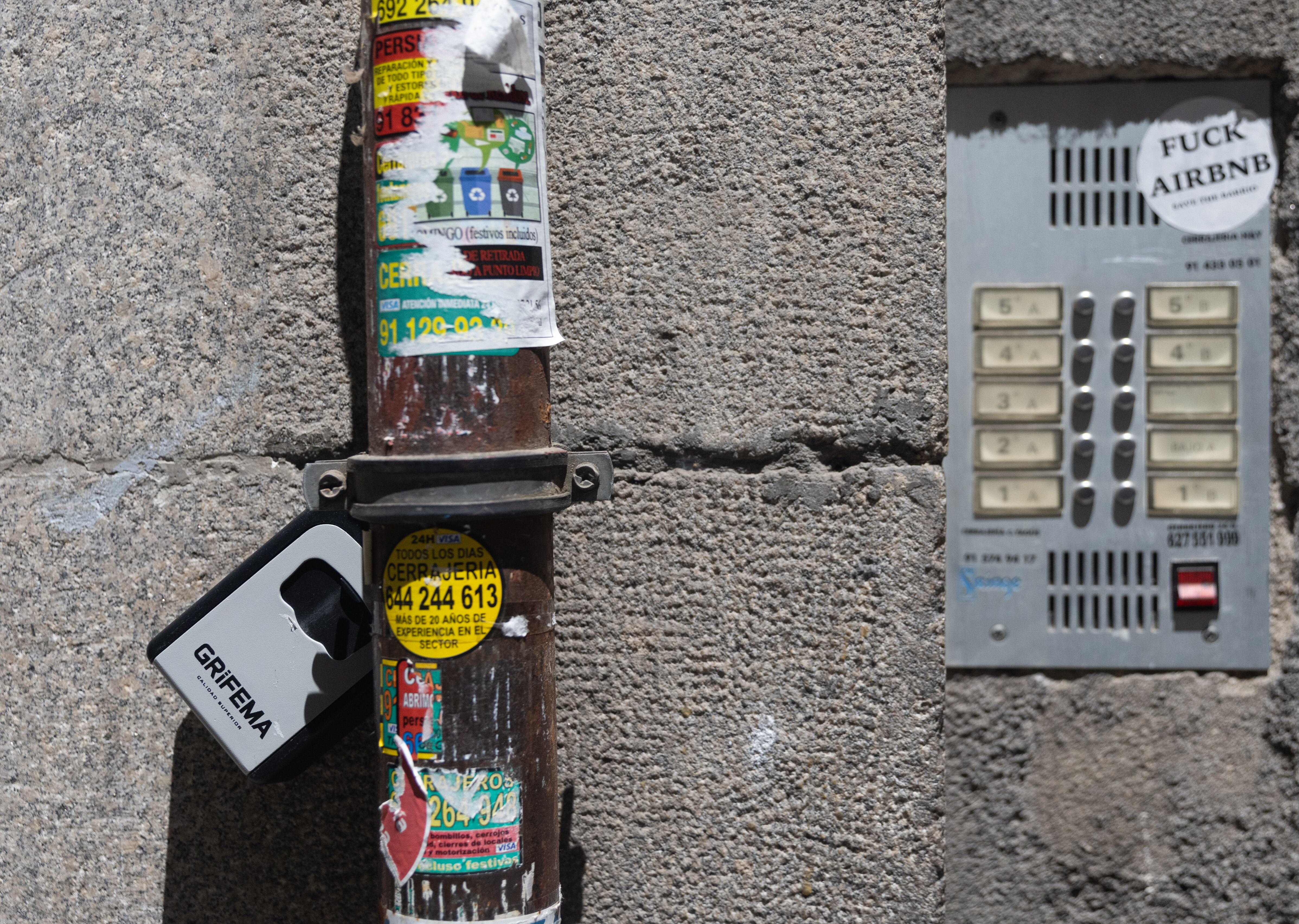 Caja de seguridad para las llaves de un apartamento de alquiler turístico.