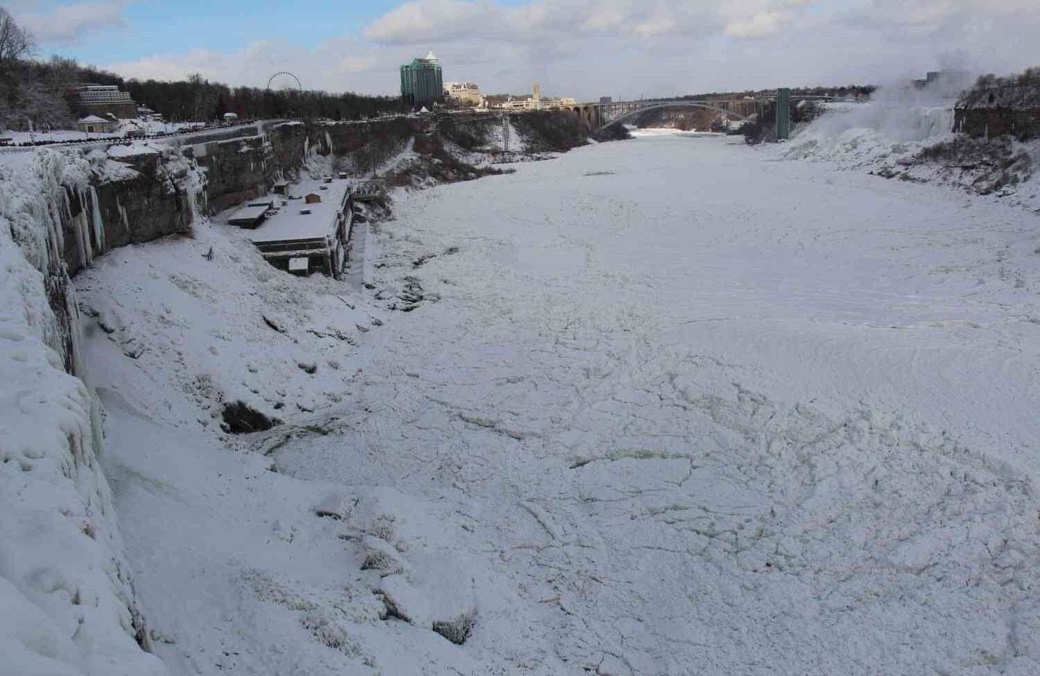 Una gran parte de las Cataratas del Niágara se ha congelado debido al clima frío en exceso que se ha vivido en Canadá durante dos semanas. (Seyit Aydogan - Agencia Anadolu)