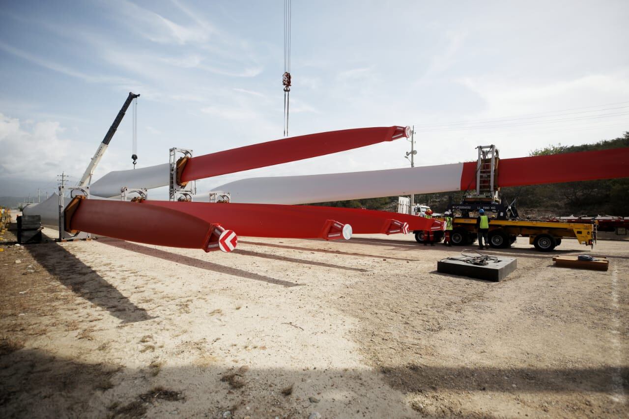 Llegada de las primeras turbinas eólicas del país.