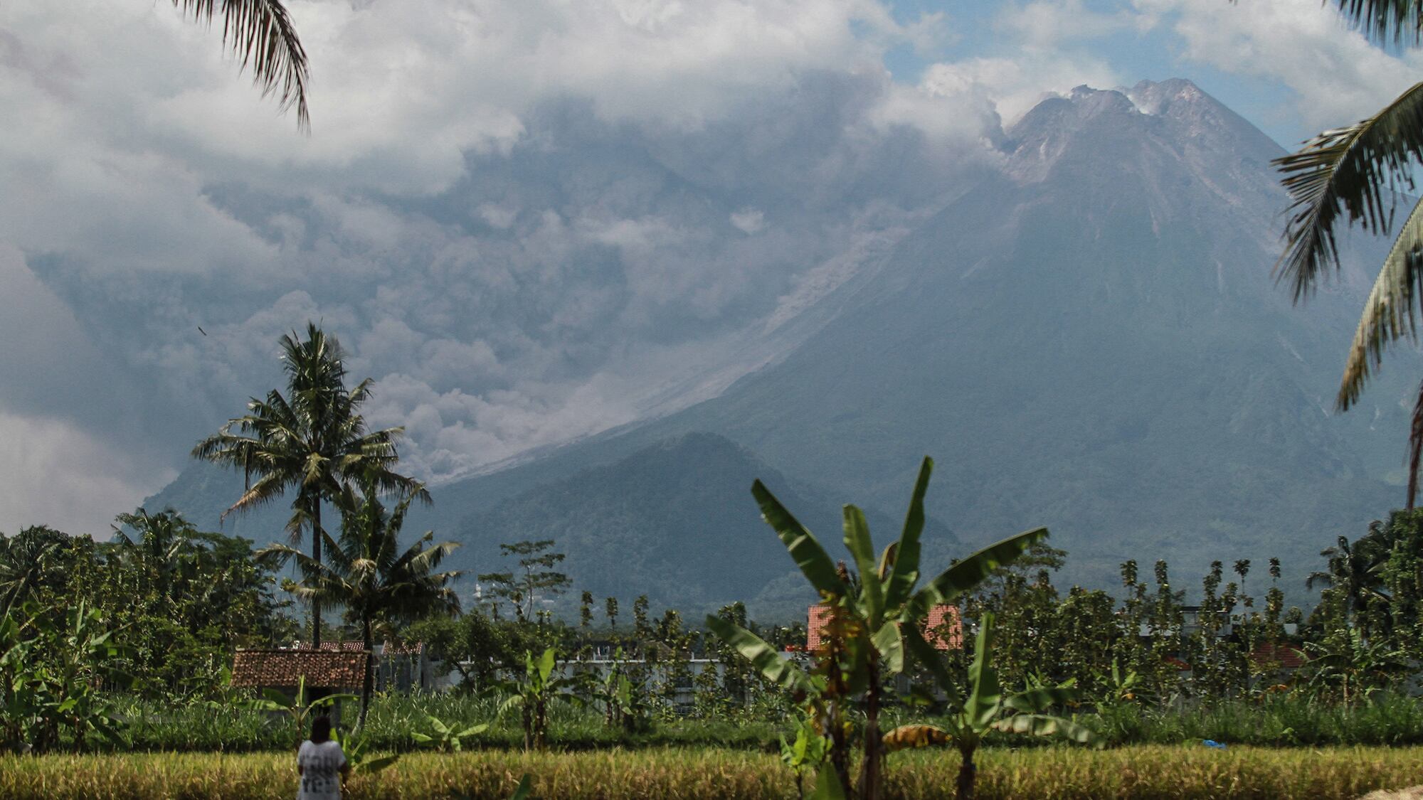 En imágenes: El monte Merapi de Indonesia entra en erupción