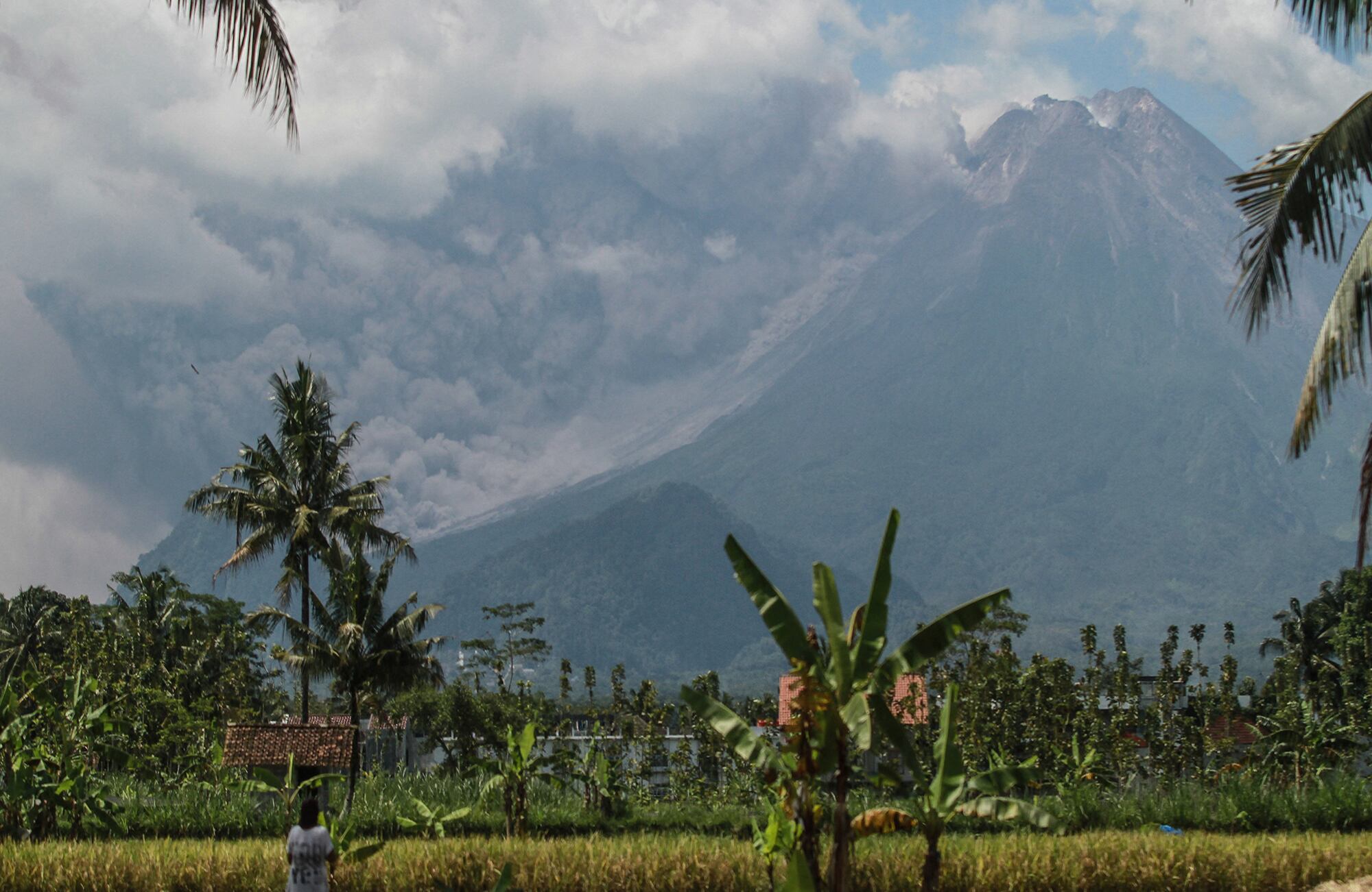 En imágenes: El monte Merapi de Indonesia entra en erupción