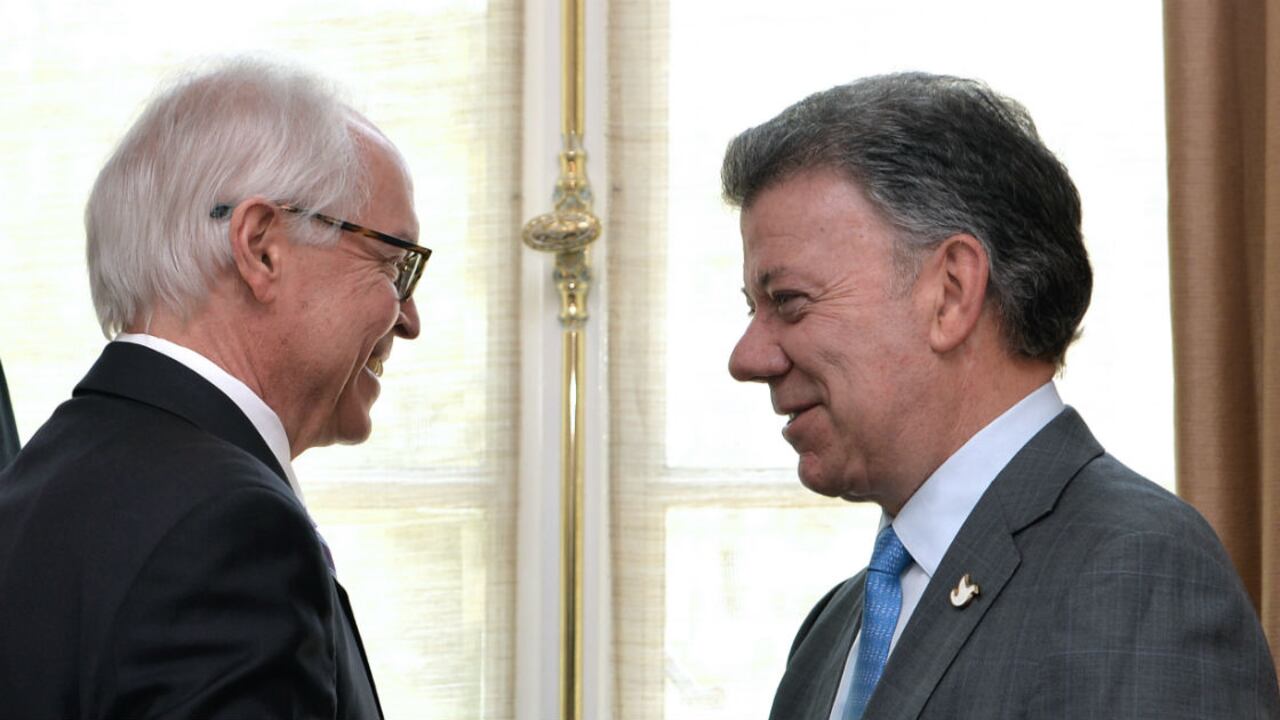El Enviado Especial de Estados Unidos para el proceso de paz en Colombia, Bernard Aronson, se reunió con el presidente Juan Manuel Santos en la Casa de Nariño.