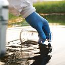 La presencia de residuos de medicamentos en ecosistemas acuíferos afecta la biodiversidad, y también a los seres humanos que los consuman.