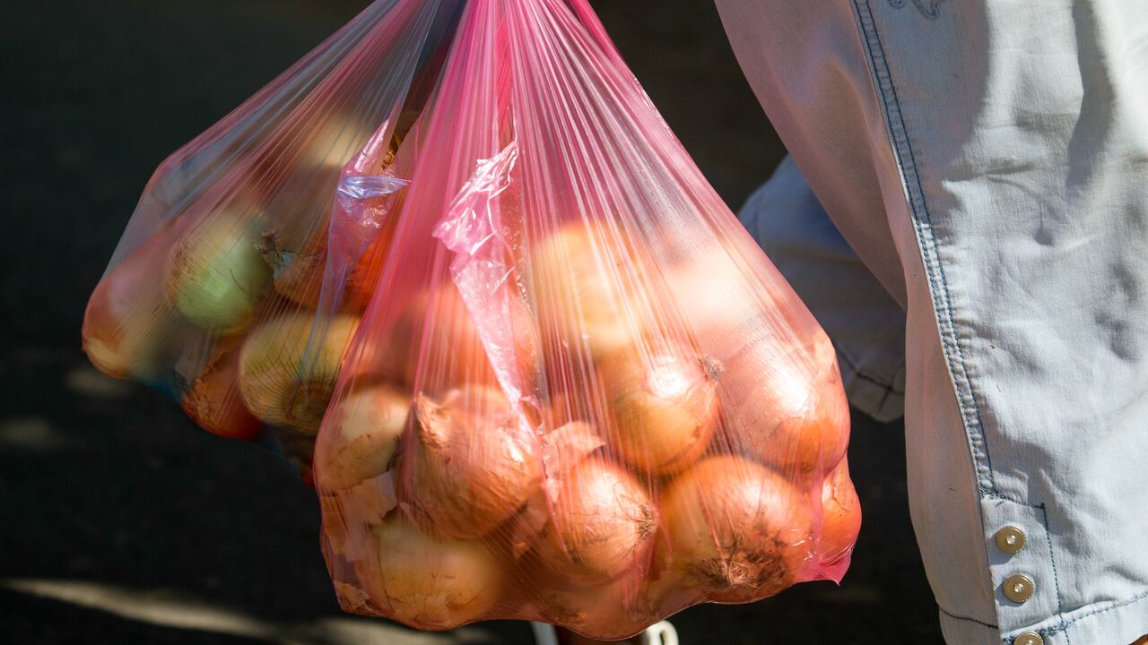La mejor manera de abrir las bolsas plásticas del supermercado.