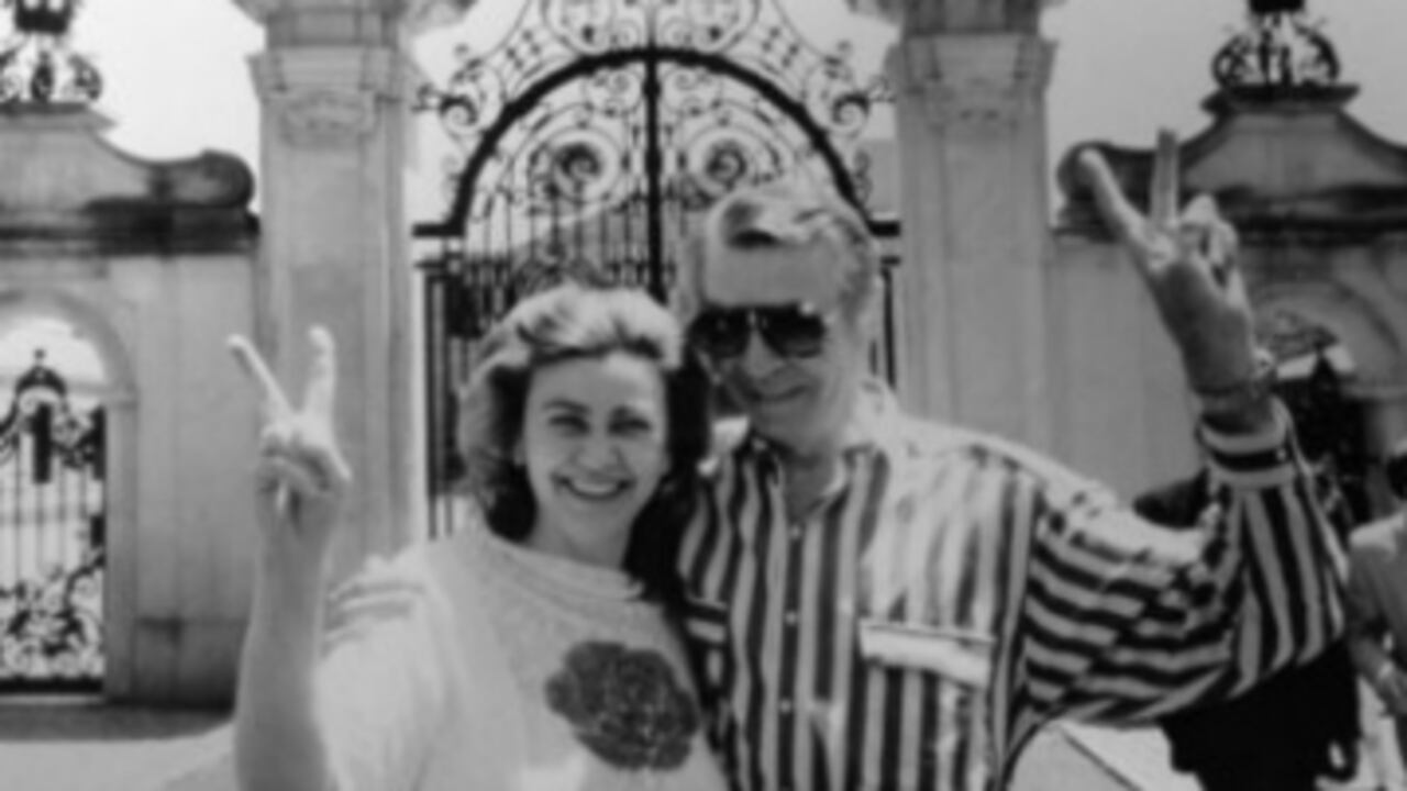 Piasecka Johnson con su hermano Gregor en la puerta de su mansión en Nueva Jersey.