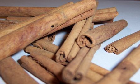 Uno de los principales beneficios de un elemento de origen vegetal como la canela es que ayuda a ocultar las canas.