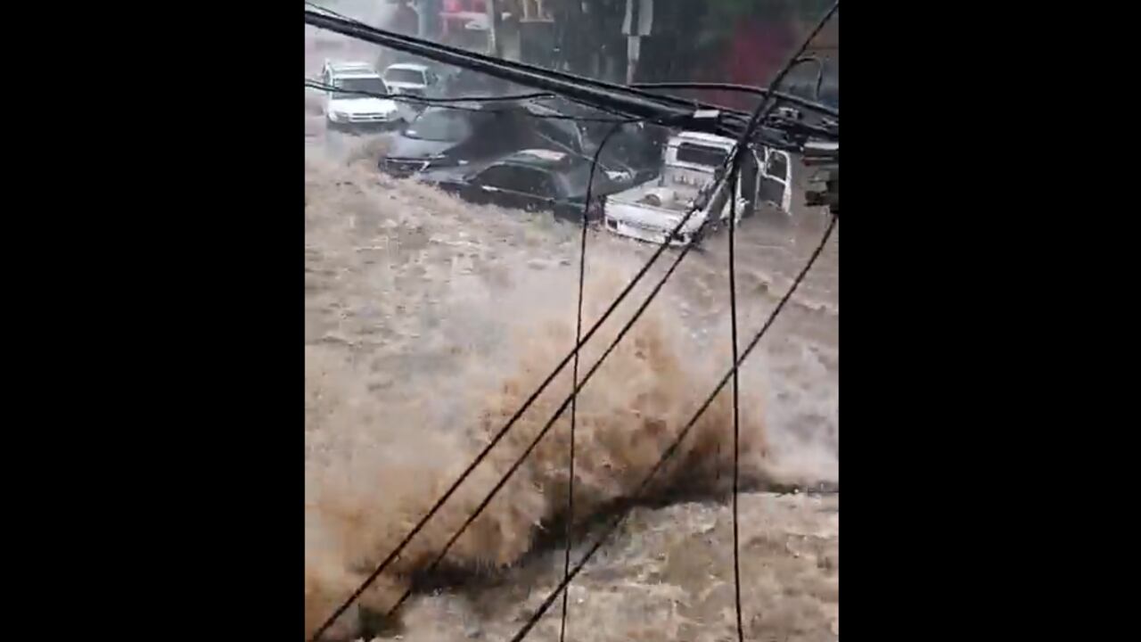 Entre las provincias declaradas en alerta por el COE, 11 se encuentran en alerta roja, 14 se mantienen en alerta amarilla y otras cinco están en alerta verde ante la posible crecida de ríos y arroyos.