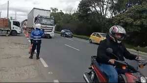 Después de varias horas de trabajo en el levantamiento del camión, Tránsito Bogotá anunció que se retomó la normalidad.